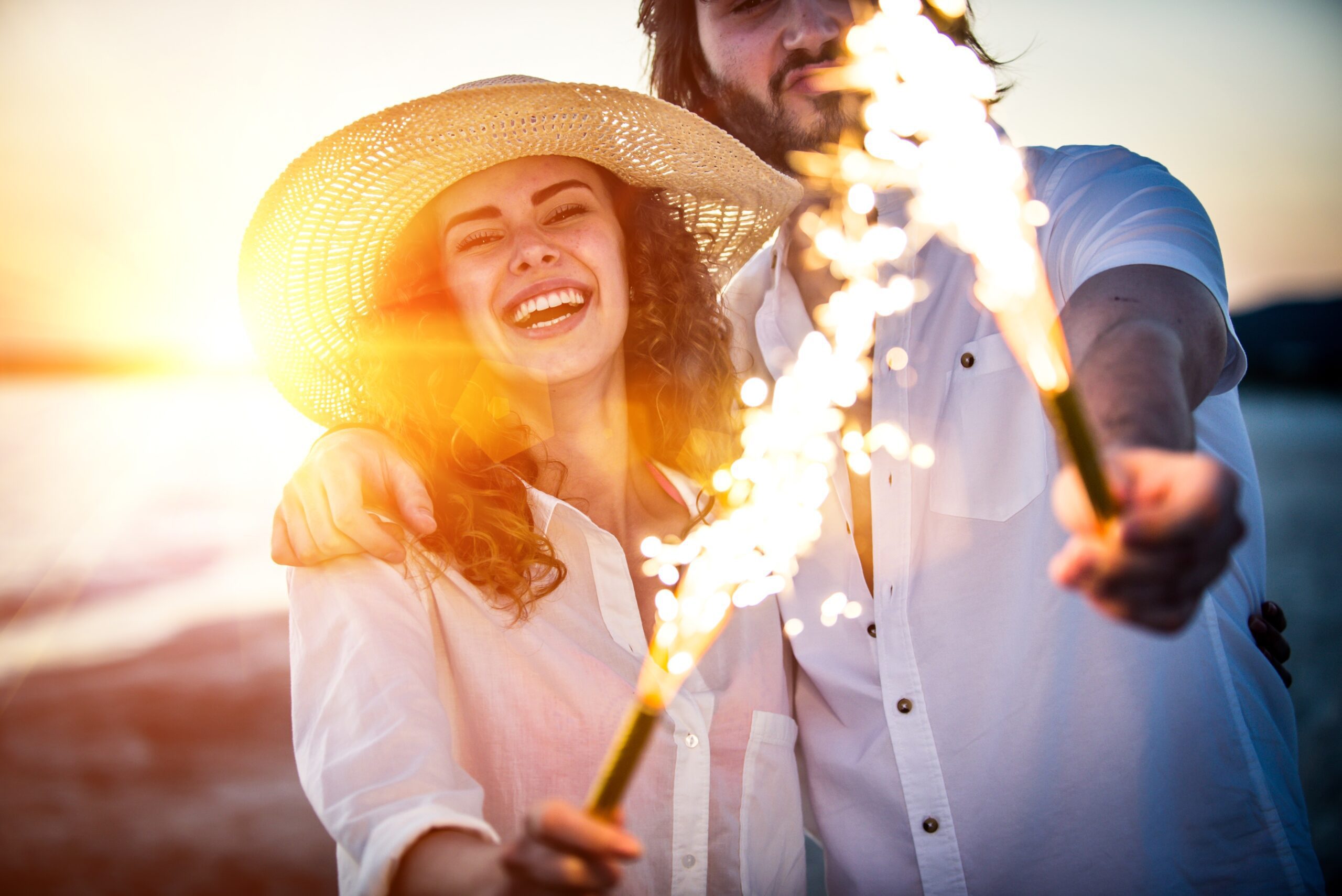 Young,Couple,Sharing,Happy,And,Love,Mood,On,The,Beach